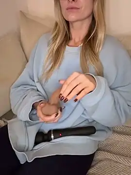 Snapshot of Phoebe_Lily chatting on November 16, 2025, 9:53 pm Phoebe Lily online show from November 16, 2025, 9:53 pm