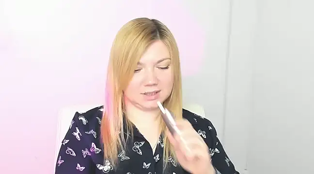 Snapshot of Lola_moree chatting on March 18, 2025, 12:25 pm Lola moree online show from March 18, 2025, 12:25 pm