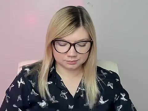 Snapshot of Lola_moree chatting on October 12, 2025, 12:26 pm Lola moree online show from October 12, 2025, 12:26 pm