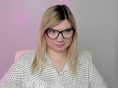 Snapshot of Lola_moree chatting on October 13, 2025, 11:43 am Lola moree online show from October 13, 2025, 11:43 am