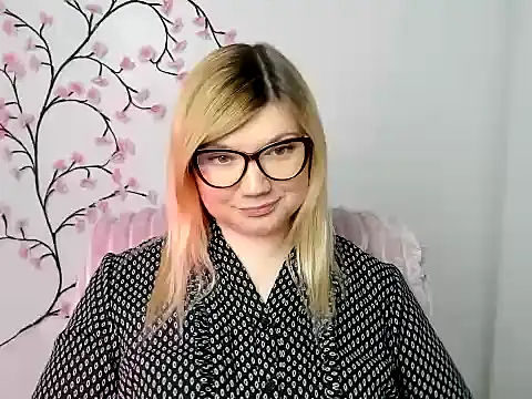 Snapshot of Lola_moree chatting on December 15, 2025, 12:42 pm Lola moree online show from December 15, 2025, 12:42 pm