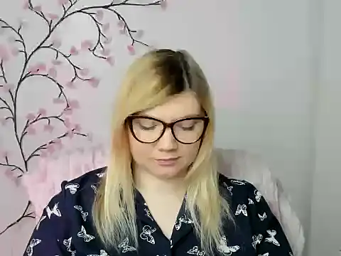 Snapshot of Lola_moree chatting on December 16, 2025, 12:43 pm Lola moree online show from December 16, 2025, 12:43 pm