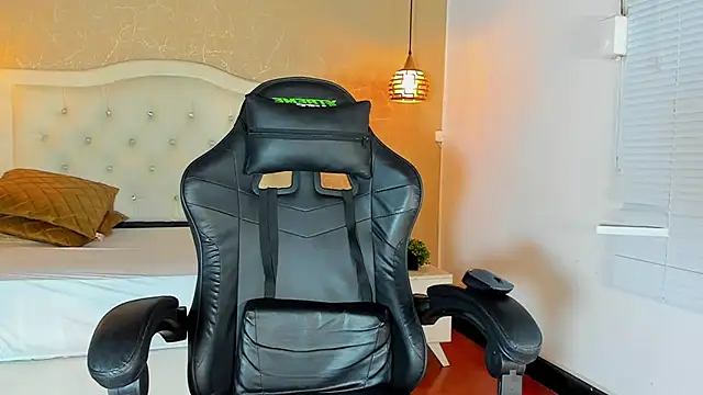 Snapshot of Hadley_ chatting on September 18, 2025, 3:19 am Hadley online show from September 18, 2025, 3:19 am