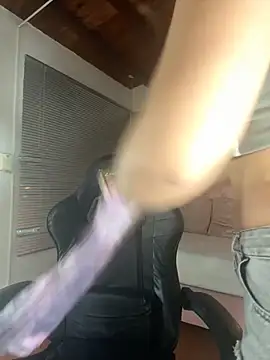 Snapshot of Hadley_ chatting on October 9, 2025, 3:48 am Hadley online show from October 9, 2025, 3:48 am