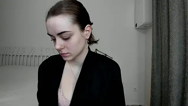 Snapshot of Hustle_Babyy chatting on November 18, 2025, 2:32 pm Hustle Babyy online show from November 18, 2025, 2:32 pm