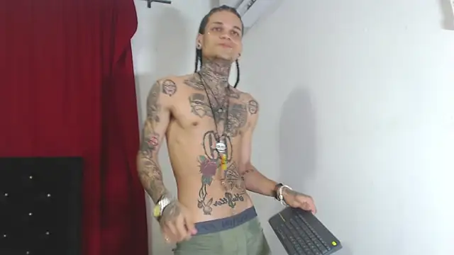 Snapshot of hot_man05 chatting on February 24, 2025, 12:52 am hot man05 online show from February 24, 2025, 12:52 am