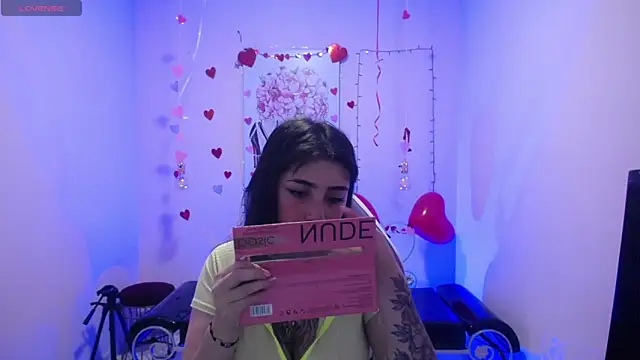 Snapshot of Adri_Gomez_ chatting on February 24, 2025, 3:23 am Adri Gomez online show from February 24, 2025, 3:23 am