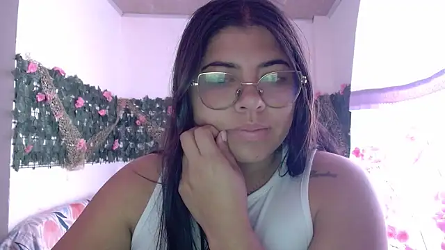 Snapshot of viccky_vick chatting on December 15, 2025, 4:44 pm viccky vick online show from December 15, 2025, 4:44 pm