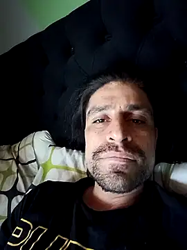 Snapshot of Quemoustro chatting on January 28, 2025, 7:32 pm Quemoustro online show from January 28, 2025, 7:32 pm