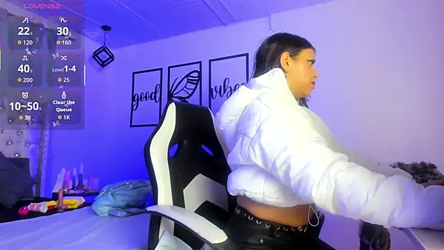 nicolee millerr online show from November 13, 2025, 11:53 am