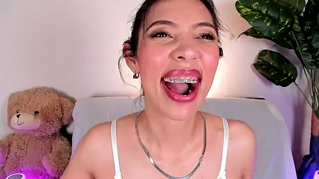 Snapshot of Miss_veronicaa2 chatting on May 8, 2026, 1:27 pm Miss veronicaa2 online show from May 8, 2026, 1:27 pm
