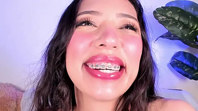 Snapshot of Miss_veronicaa2 chatting on May 21, 2026, 12:56 pm Miss veronicaa2 online show from May 21, 2026, 12:56 pm