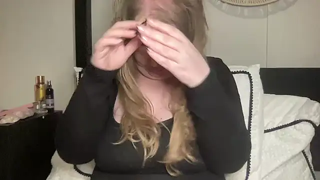 Snapshot of BustyHayleyUk chatting on January 29, 2025, 10:43 pm BustyHayleyUk online show from January 29, 2025, 10:43 pm