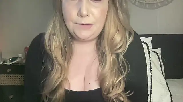 Snapshot of BustyHayleyUk chatting on February 5, 2025, 1:54 pm BustyHayleyUk online show from February 5, 2025, 1:54 pm