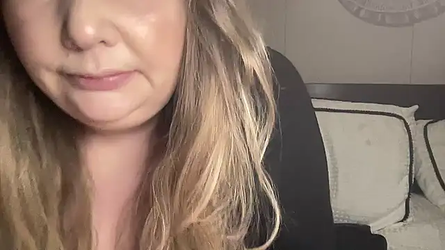 Snapshot of BustyHayleyUk chatting on February 8, 2025, 8:21 pm BustyHayleyUk online show from February 8, 2025, 8:21 pm