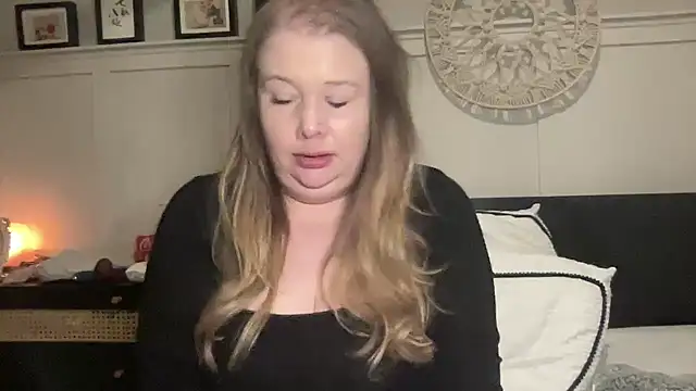 Snapshot of BustyHayleyUk chatting on February 14, 2025, 6:51 pm BustyHayleyUk online show from February 14, 2025, 6:51 pm