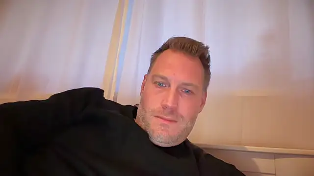 Snapshot of Christian87xxx chatting on November 6, 2025, 3:46 pm Christian87xxx online show from November 6, 2025, 3:46 pm