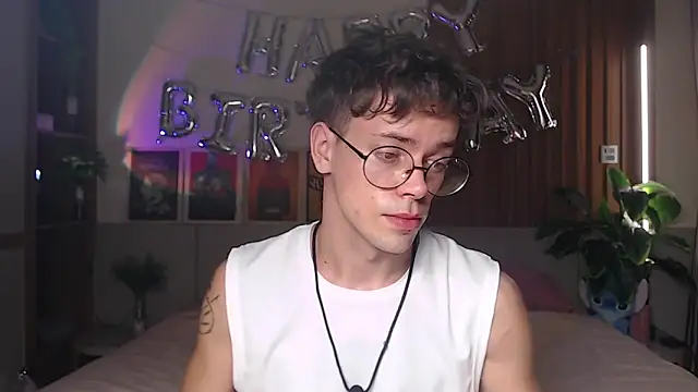 Snapshot of William_Henry_ chatting on May 7, 2026, 2:11 pm William Henry online show from May 7, 2026, 2:11 pm