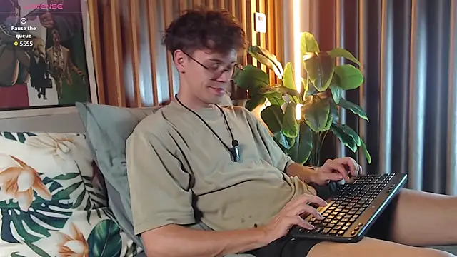 Snapshot of William_Henry_ chatting on May 23, 2026, 1:37 pm William Henry online show from May 23, 2026, 1:37 pm