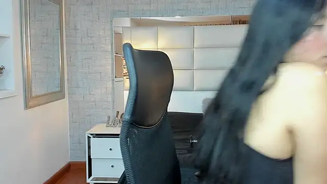 Nohemi louse online show from October 4, 2025, 7:01 pm