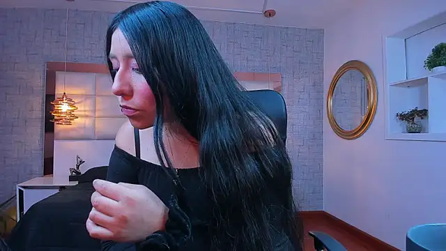 Nohemi louse online show from April 25, 2026, 7:00 pm