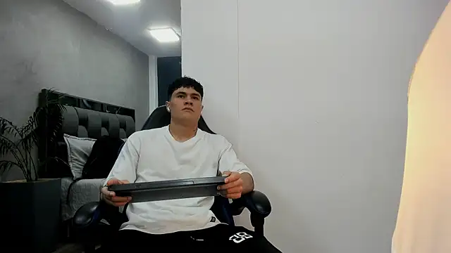 Snapshot of roan_birkin chatting on October 16, 2025, 7:04 pm roan birkin online show from October 16, 2025, 7:04 pm