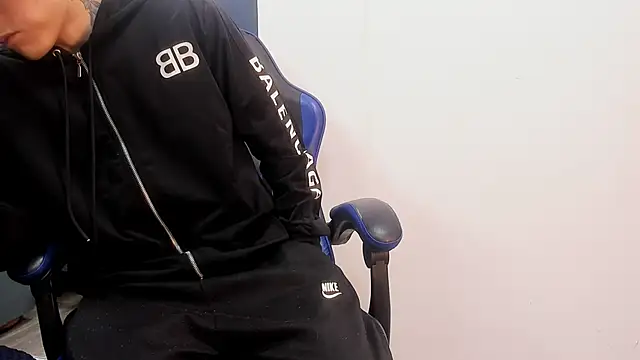 Snapshot of roan_birkin chatting on October 22, 2025, 8:30 pm roan birkin online show from October 22, 2025, 8:30 pm