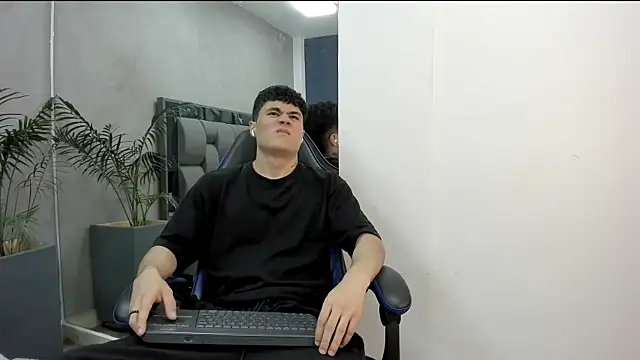 Snapshot of roan_birkin chatting on November 19, 2025, 7:47 pm roan birkin online show from November 19, 2025, 7:47 pm