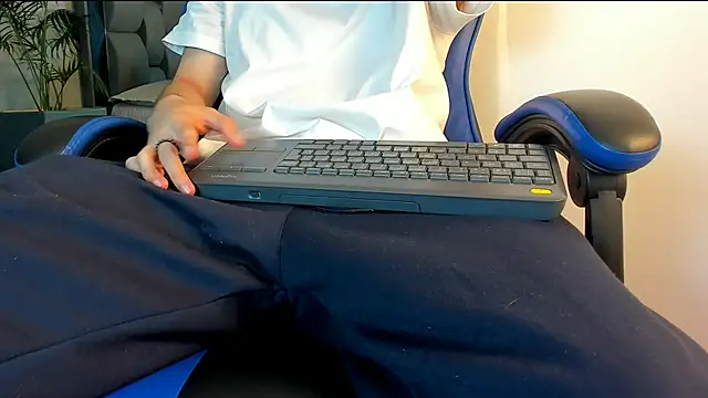 Snapshot of roan_birkin chatting on November 21, 2025, 7:12 pm roan birkin online show from November 21, 2025, 7:12 pm