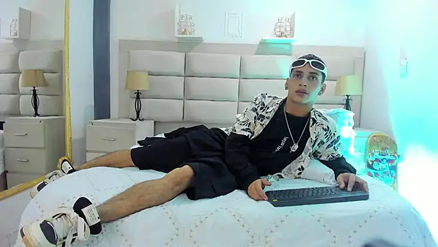 JhoanLeandro online show from February 7, 2025, 4:16 am