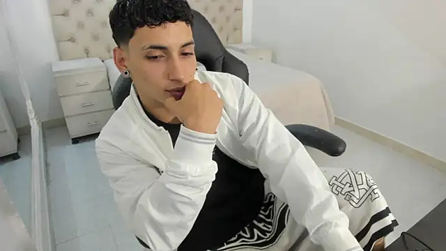 JhoanLeandro online show from October 19, 2025, 5:19 am