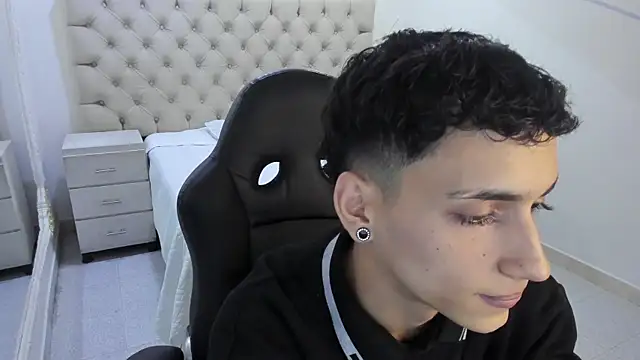 Snapshot of JhoanLeandro chatting on January 13, 2026, 4:51 am JhoanLeandro online show from January 13, 2026, 4:51 am