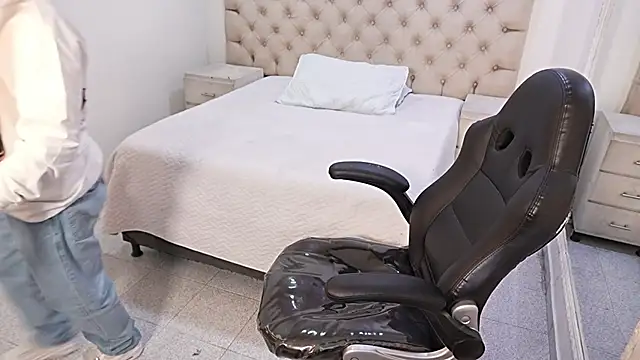 Snapshot of JhoanLeandro chatting on March 4, 2026, 5:46 am JhoanLeandro online show from March 4, 2026, 5:46 am