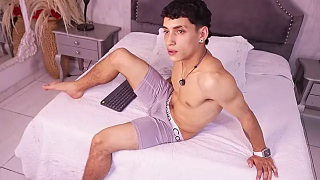 JhoanLeandro online show from May 1, 2026, 12:04 am