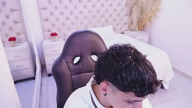 JhoanLeandro online show from June 22, 2026, 5:37 am