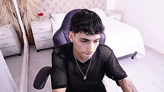 JhoanLeandro online show from August 4, 2026, 5:21 am