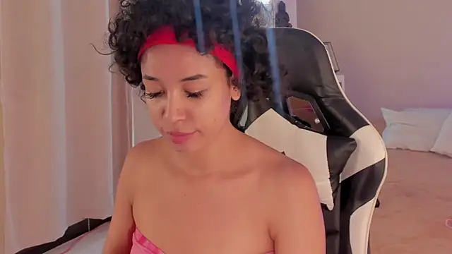 Snapshot of leahaltomm chatting on March 5, 2025, 6:45 pm leahaltomm online show from March 5, 2025, 6:45 pm