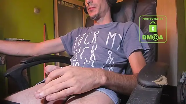 Snapshot of BigCumShoot chatting on November 2, 2025, 7:33 am BigCumShoot online show from November 2, 2025, 7:33 am