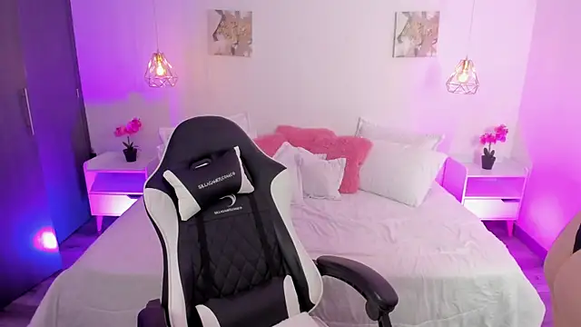 whiteatenea online show from September 24, 2025, 1:20 am