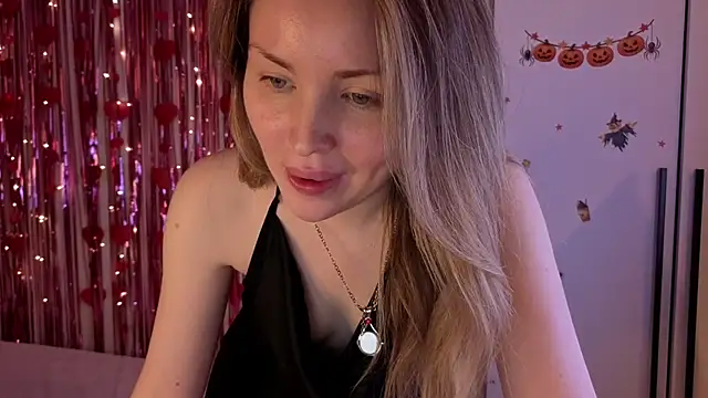 Lora Rosee online show from May 31, 2026, 6:09 pm