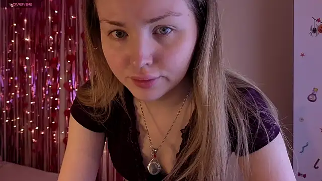 Lora Rosee online show from June 4, 2026, 2:23 pm