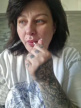CannabisQueenn online show from April 28, 2026, 7:02 am