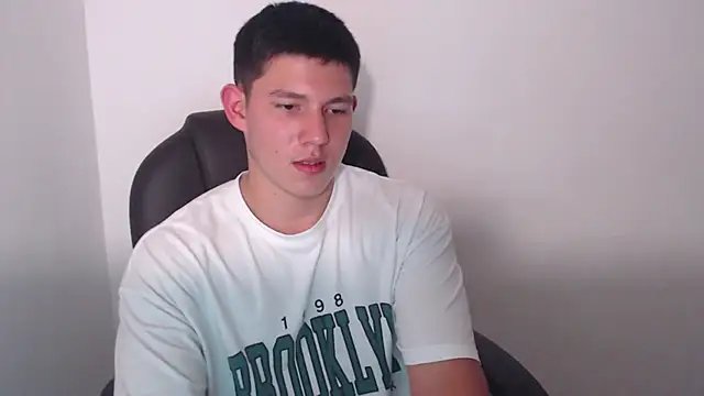 Snapshot of JamesCr_ chatting on February 26, 2025, 6:37 am JamesCr online show from February 26, 2025, 6:37 am