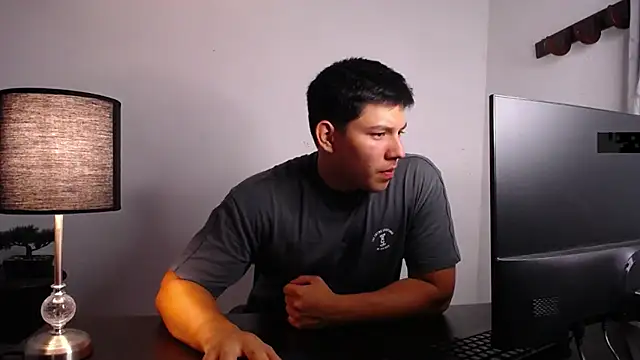 Snapshot of JamesCr_ chatting on October 2, 2025, 3:24 am JamesCr online show from October 2, 2025, 3:24 am