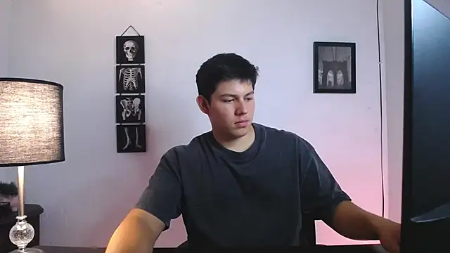 Snapshot of JamesCr_ chatting on October 24, 2025, 1:24 am JamesCr online show from October 24, 2025, 1:24 am