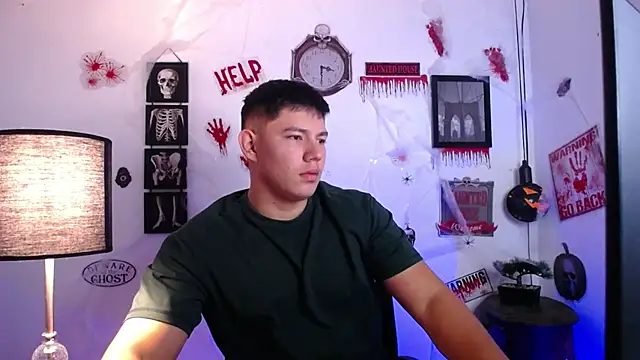 Snapshot of JamesCr_ chatting on October 31, 2025, 11:11 am JamesCr online show from October 31, 2025, 11:11 am