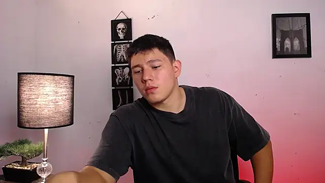 Snapshot of JamesCr_ chatting on November 6, 2025, 12:55 am JamesCr online show from November 6, 2025, 12:55 am