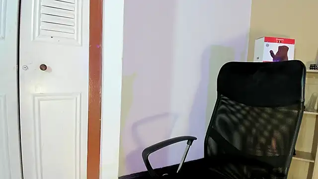 Snapshot of Violetta_0 chatting on October 1, 2025, 1:39 pm Violetta 0 online show from October 1, 2025, 1:39 pm