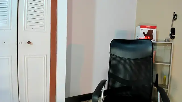 Snapshot of Violetta_0 chatting on October 15, 2025, 1:33 pm Violetta 0 online show from October 15, 2025, 1:33 pm