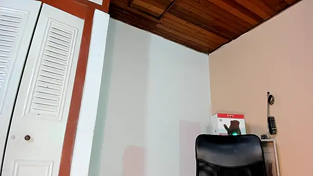 Snapshot of Violetta_0 chatting on October 20, 2025, 2:17 pm Violetta 0 online show from October 20, 2025, 2:17 pm